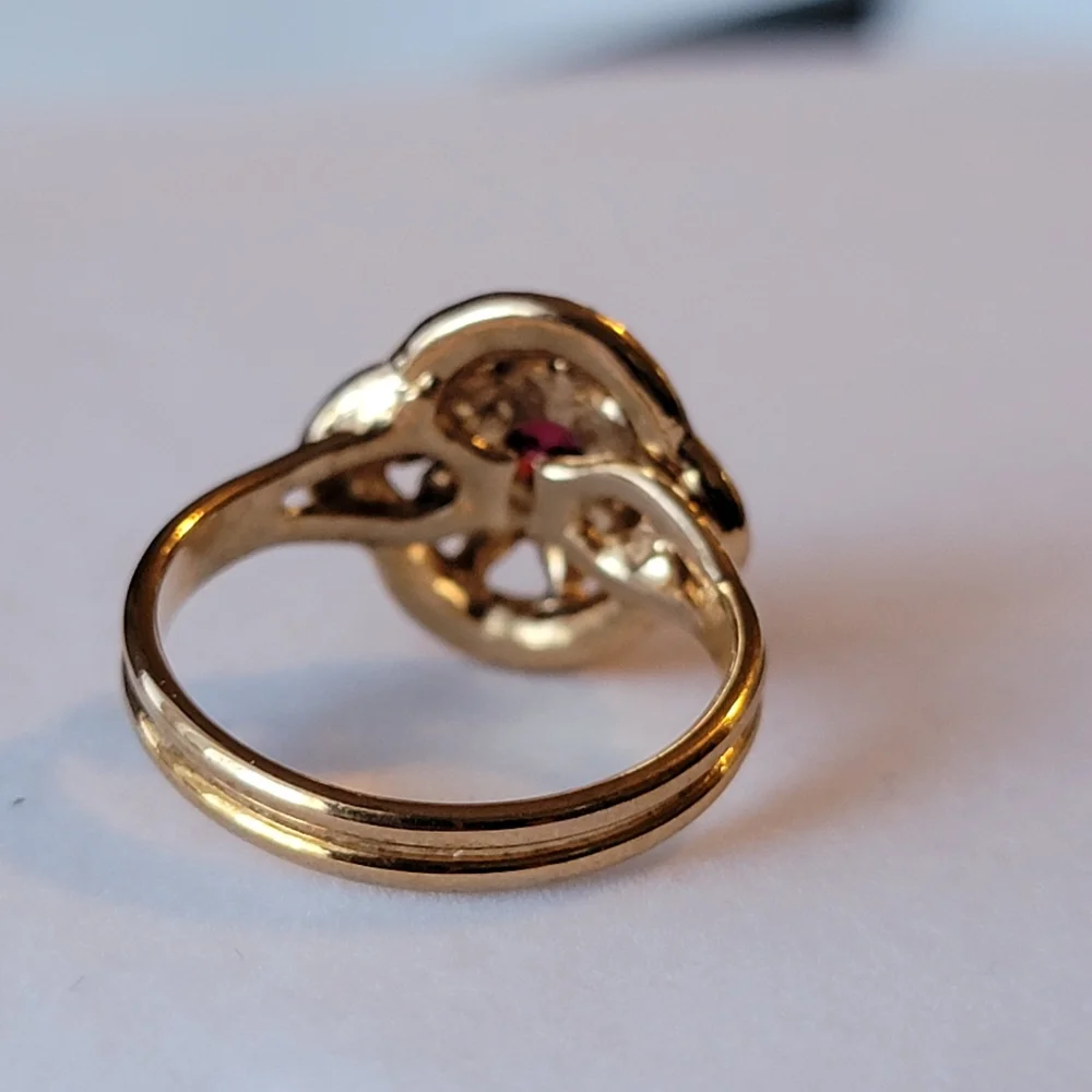 Beautiful Vintage Ring Simulated Ruby Gemstone Cluster Gold Tone Size 8 Flawed